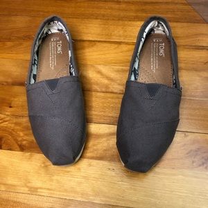 Dark grey Toms